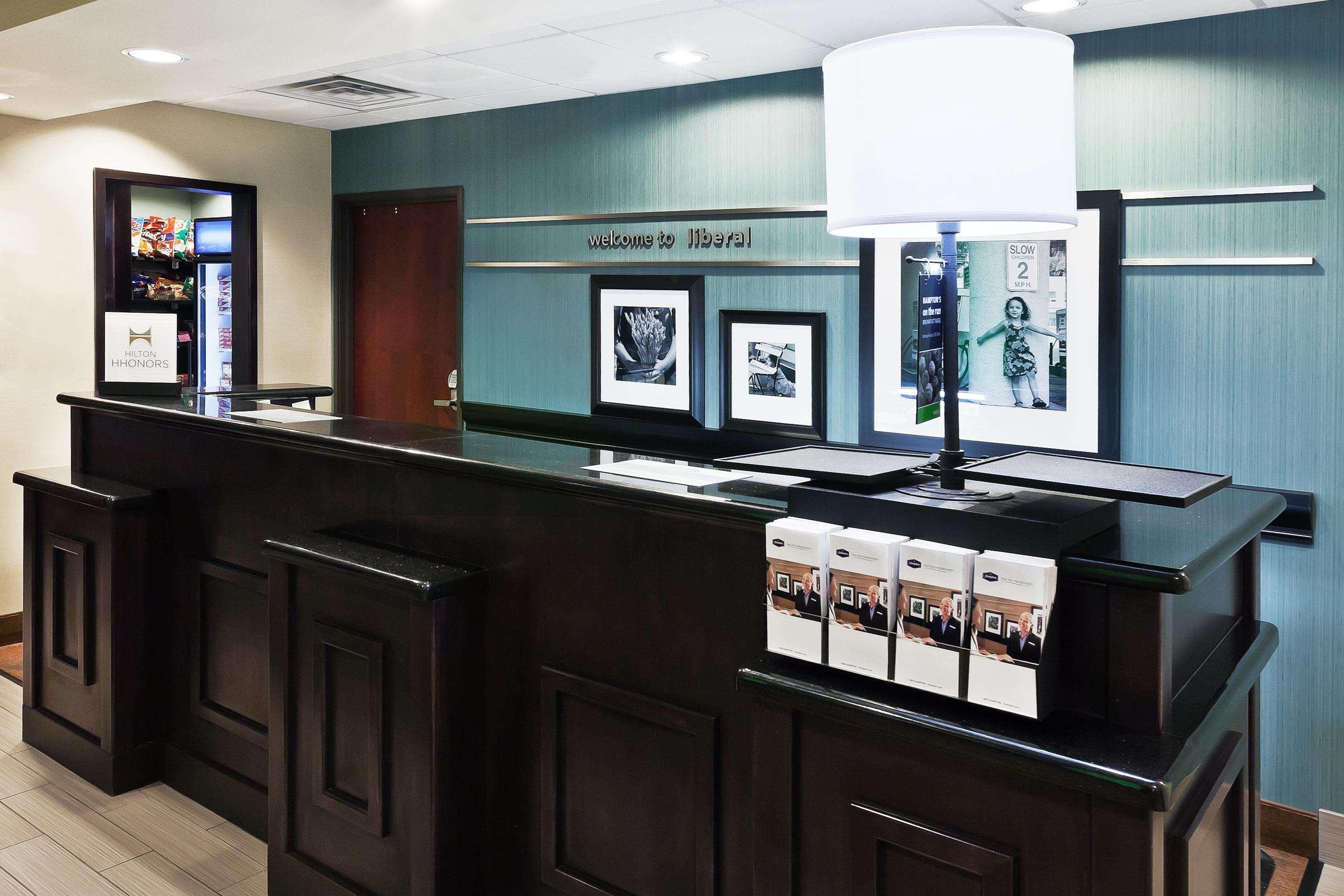 Hampton Inn & Suites Liberal Bagian luar foto