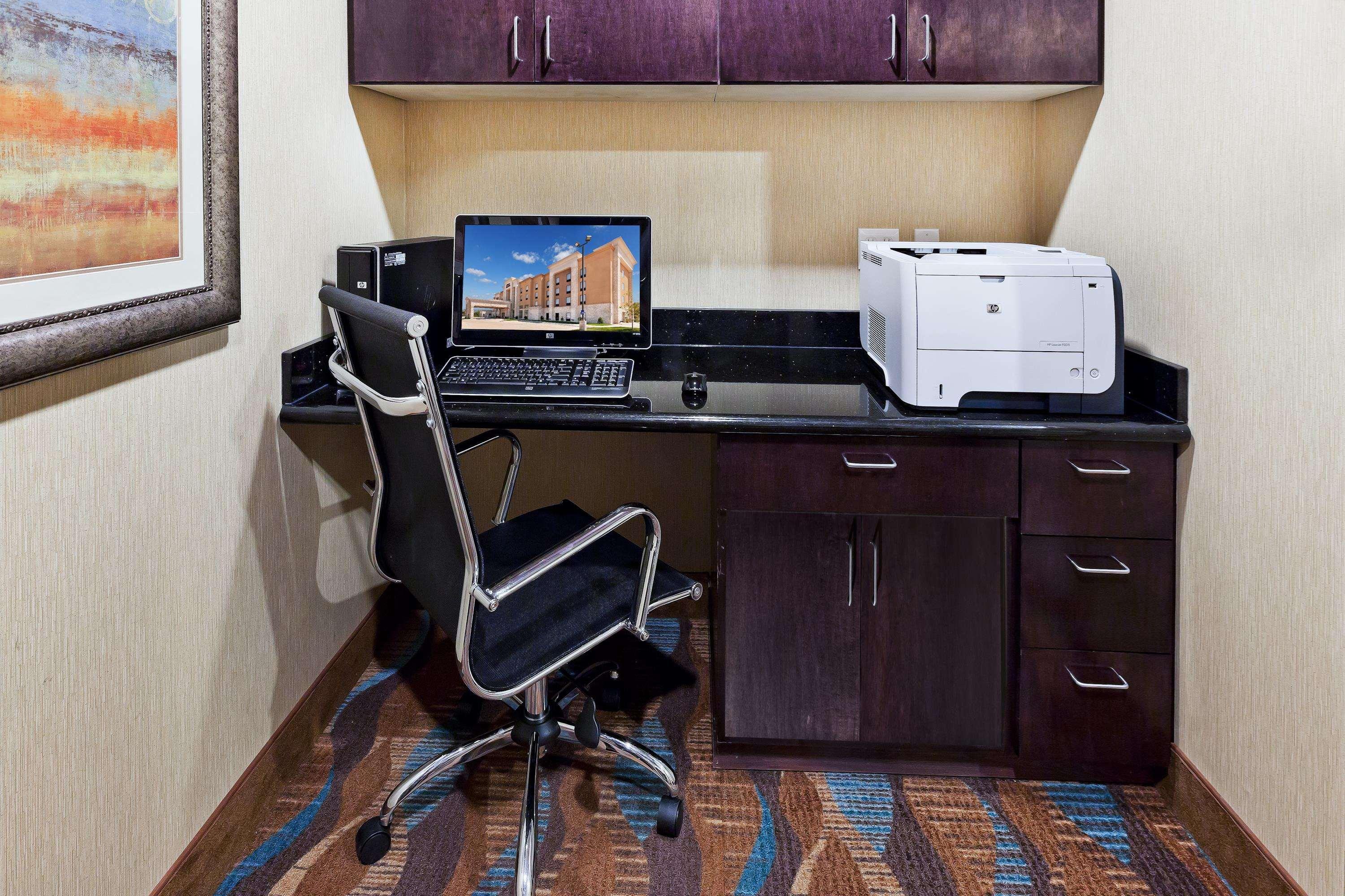 Hampton Inn & Suites Liberal Bagian luar foto